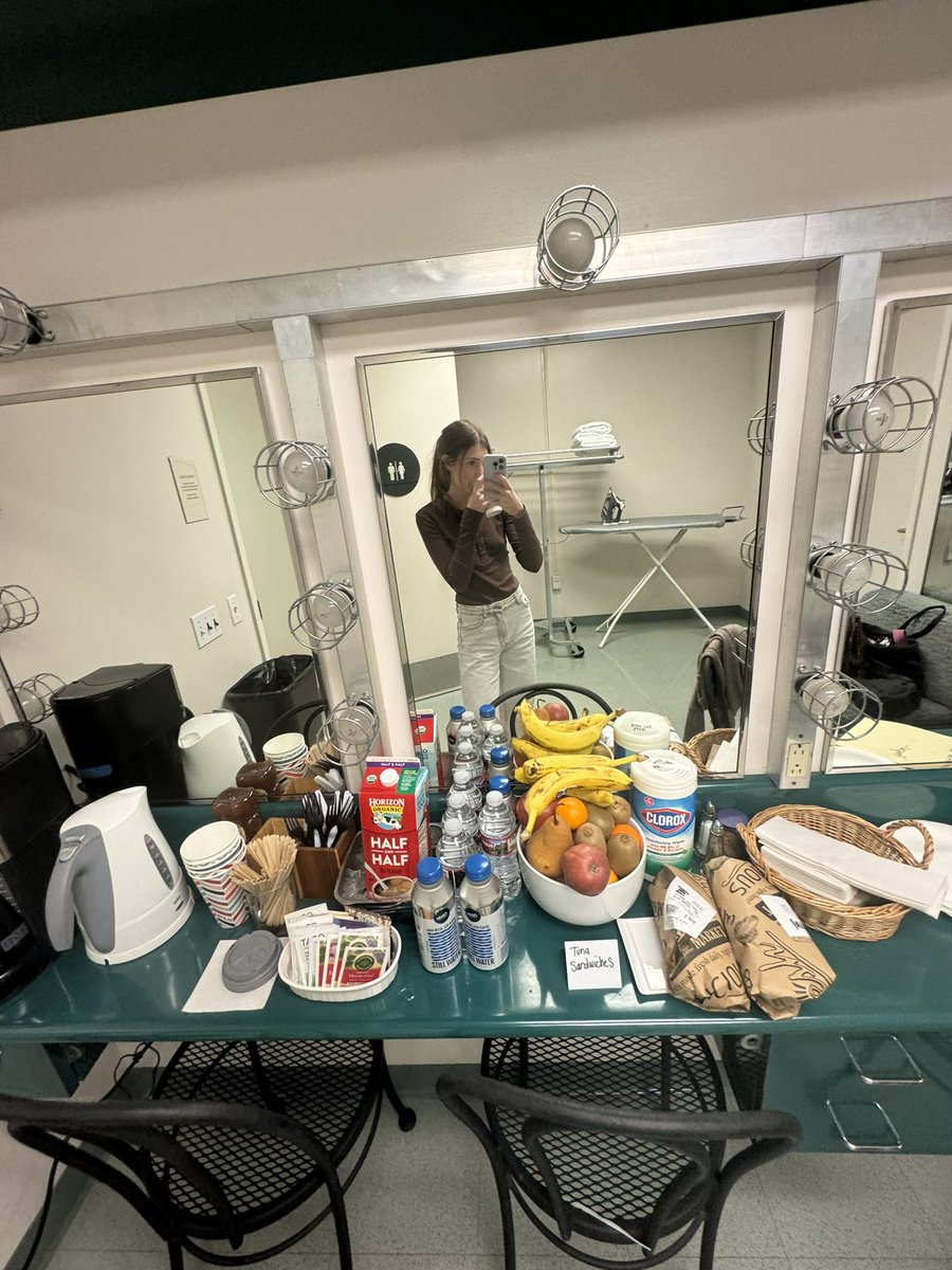 awhizzle17's tweet photo. A green room hate to see us coming https://t.co/L8Ad13xlQ4