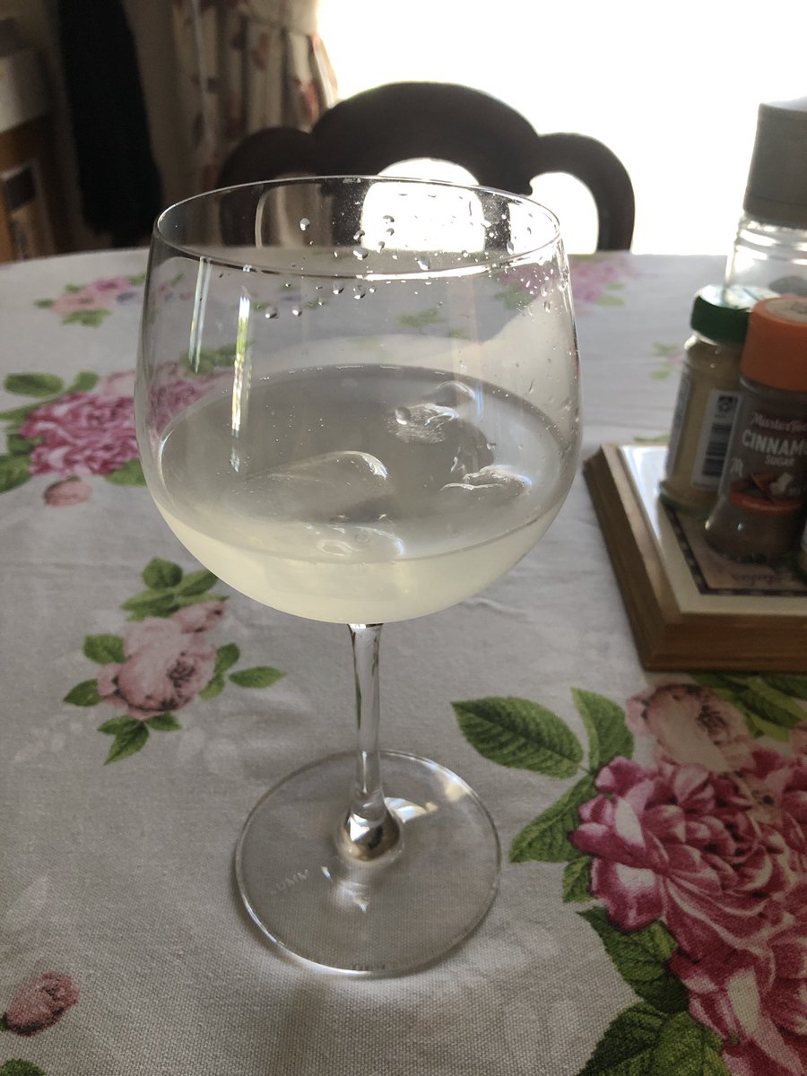 TarynAnne5's tweet photo. Anyway #cheers #CocktailHour #BarsOpen #SaturdayNight https://t.co/VGQwy7zutS