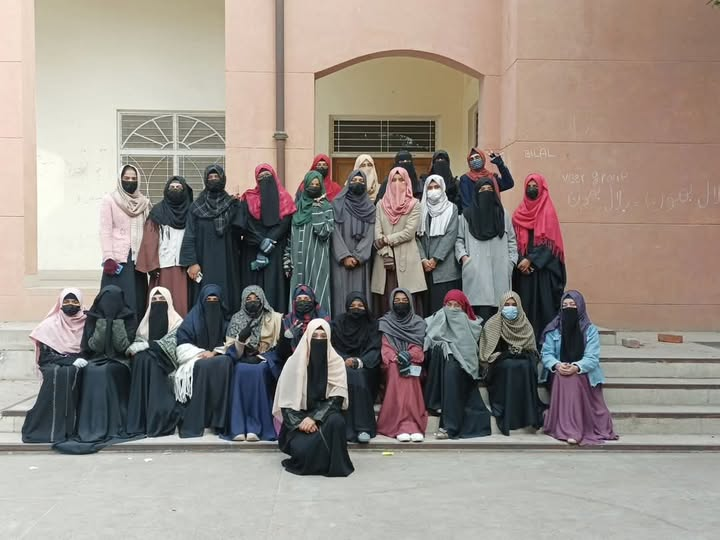 ImtiazMadmood's tweet photo. "Muslim students took this picture in the university so that they could recognize themselves later."
~ @IqAwais https://t.co/2mkU8swse9