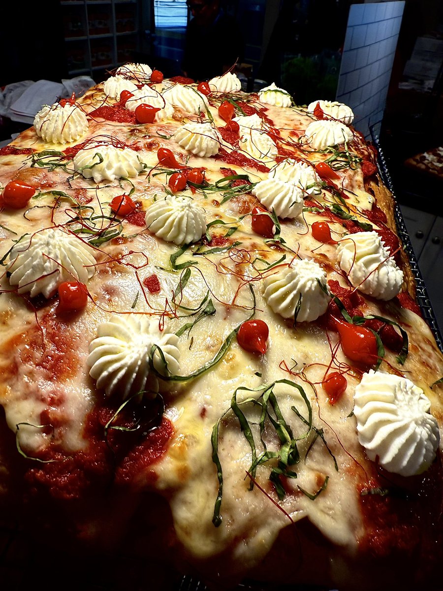 Art isn’t just hung on walls.  Sometimes, it’s baked in ovens and served on plates. 

#pizza #art #FoodieBeauty #thicc #zelena #lifestyle