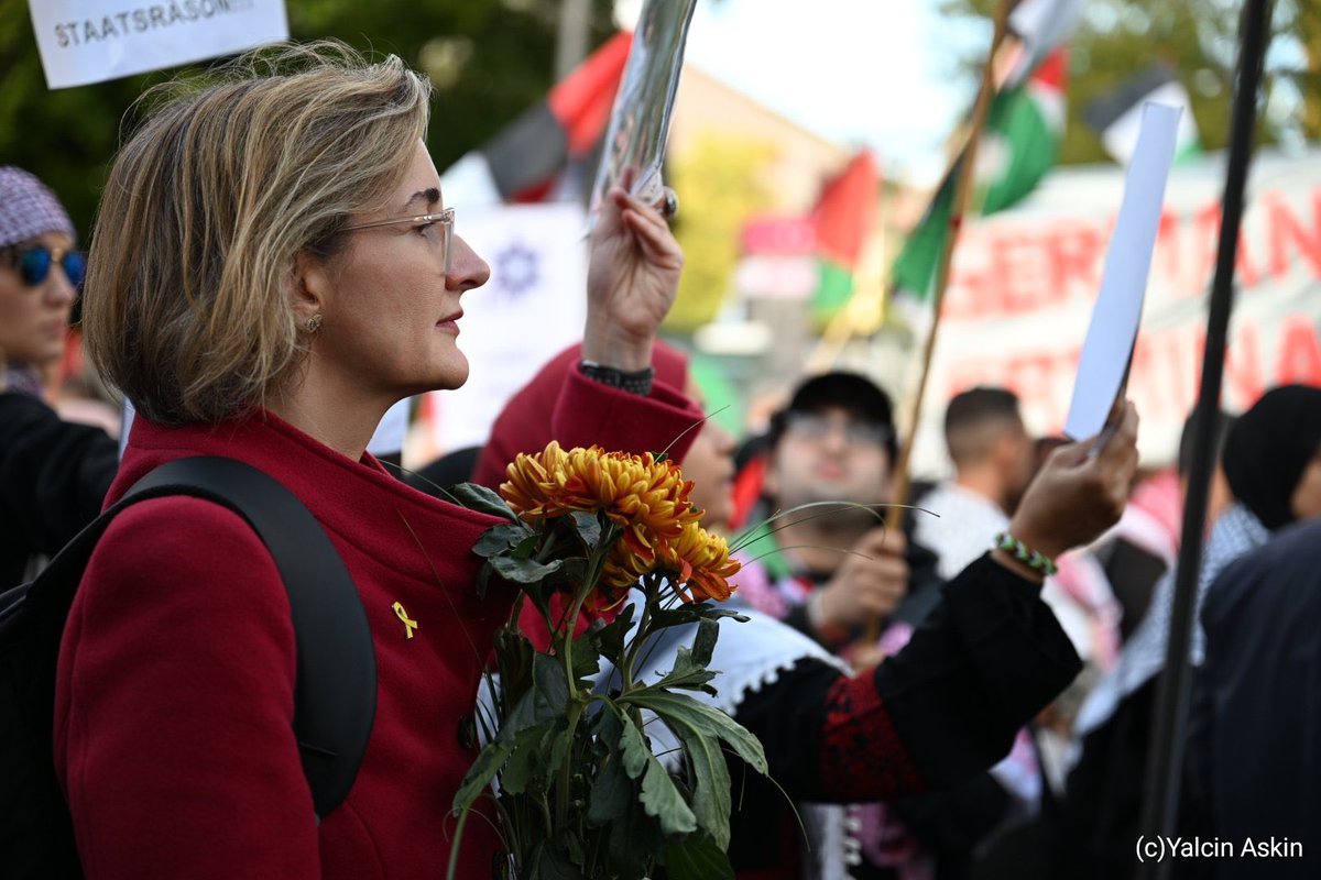 Nur ein paar Beispiele dafür, was „Von #Berlin bis nach #Gaza yallah yallah #Intifada“ in Zahlen und Taten bedeutet:

👉🏼Am 9. März 2024 wurde ich bei einer Kundgebung mehrfach genötigt und körperlich angegriffen. Mit Flaggenstangen schlugen Demonstranten nach meinem Kopf. Ich