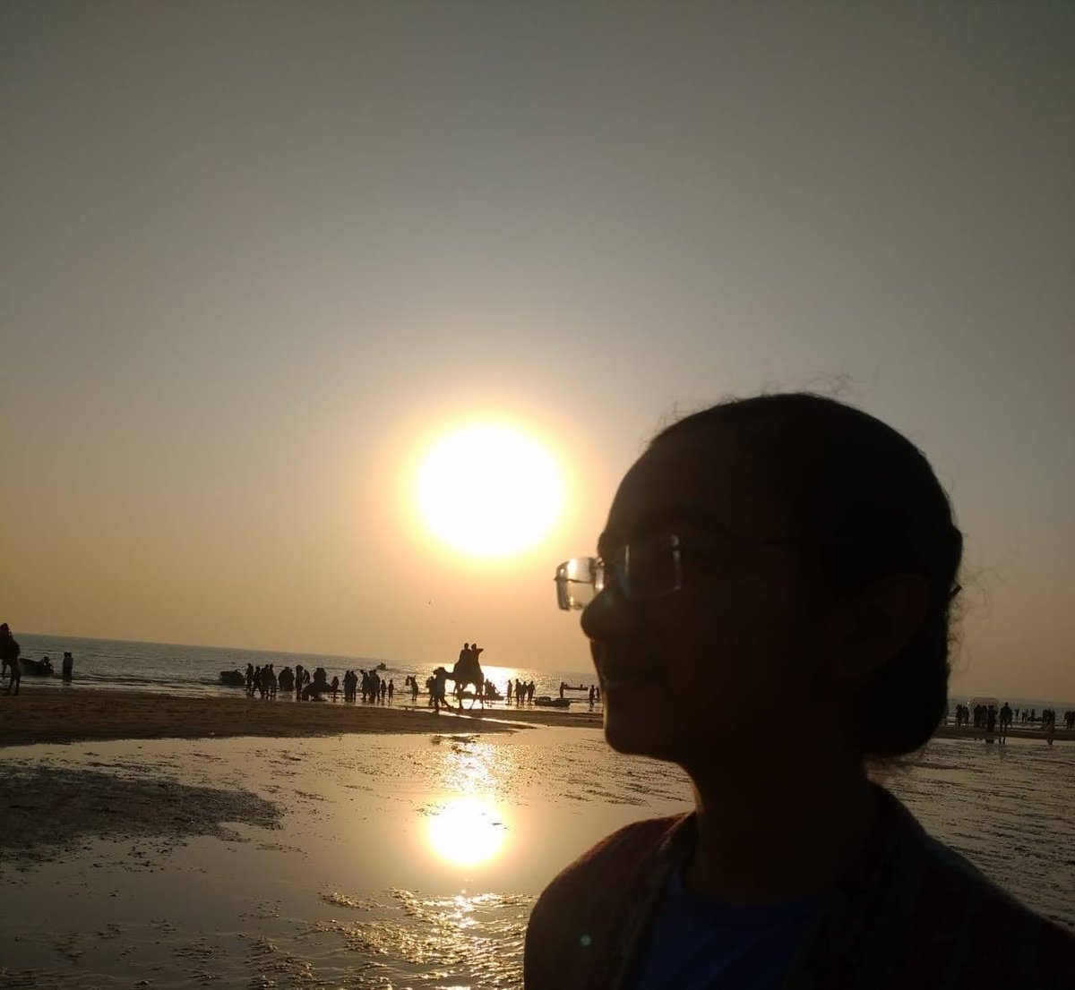Krishnasak60404's tweet photo. Bathed in the #Golden hues of dusk, where the sky whispers secrets to the #Sea. A serene symphony of #Light, #Shadows, and #InfiniteFreams! #SunsetSerenade #GoldenHourMagic #Nature’sElegance https://t.co/Fa6HDngjP2