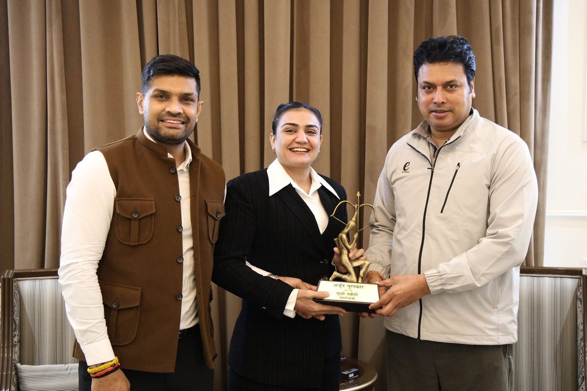 विश्व मुक्केबाजी में अपना परचम लहराने वाली श्रीमती स्वीटी बूरा व कबड्डी टीम के पूर्व कप्तान श्री दीपक हुड्डा ने दिल्ली आवास पर शिष्टाचार भेंट की। इस दौरान उन्हें अर्जुन अवार्ड से सम्मानित किए जाने पर अपनी शुभकामनाएँ प्रेषित की। <a href="/DeepakHooda5555/">Deepak Niwas Hooda</a> <a href="/saweetyboora/">saweety boora</a>