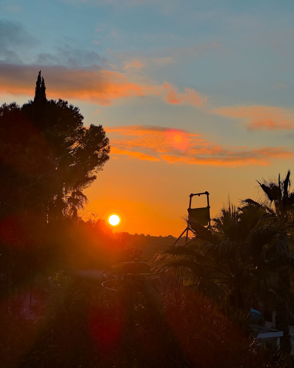 🌅🌅 La semaine touche à sa fin ici au camping, sous un ciel baigné de couleurs magiques. ✨ Nous vous souhaitons à tous un excellent week-end !