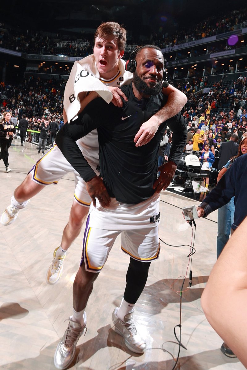 LakeShowYo's tweet image. best buds 💜💛