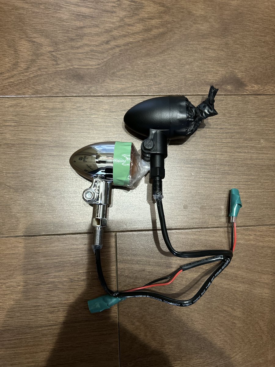 yururi0701's tweet photo. 良き感じのウインカーを発見したので、前後4個購入し、ブラック(錆防止スプレー)に塗装し、交換完了。
後は、前のウインカー交換。ヘッドライト外さないといけないっぽいから、どの位時間がかかる事やら。

 #電動バイク
 #SUPERSOCO
 #TC https://t.co/uPjt3ZIYmX