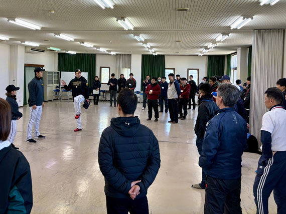 TigersDreamlink's tweet photo. 18日(土)、ベースボールアンバサダーの #秋山拓巳 氏をはじめ、タイガースアカデミーコーチである #森田一成 氏、 #望月惇志 氏、 #浅野桜子 氏、 #角菜帆 氏の計５名が明石市内にて中学校教職員向けの指導者講習会に講師として参加しました。
兵庫県との連携プロジェクトである本講習会は本年で2回目の開催となり、中学校教職員及び地域指導者計52名が参加し、投手編・野手編の２部制にて受講いただきました。
https://t.co/G4qqBZybbT
#タイガースアカデミー
#阪神タイガース
#鼓動を鳴らせ_虎道を進め
