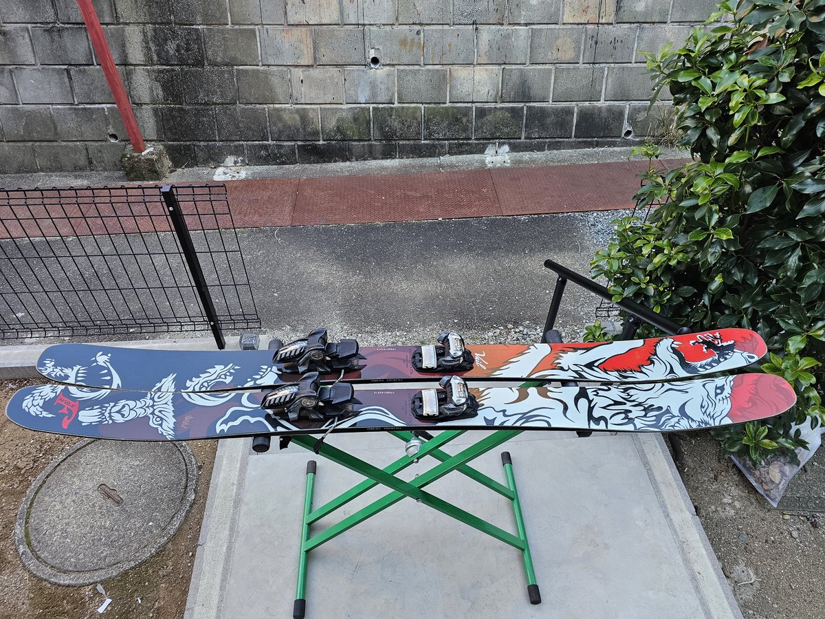 Ryo1Horii's tweet photo. 歯医者でスキーお休みしてるので
この隙にワックス作業を進めなければ…
リボルトはこないだやって仕上がってるので
まずは他の一軍から…
本音は二軍もやりたいけど…
ってか…
くそう
一軍と言いながらなんでこんなにあるんだww
#strictryskis #strprot170 #connectus #zumaskis #doreyPROpark https://t.co/27Cmt2jjuC