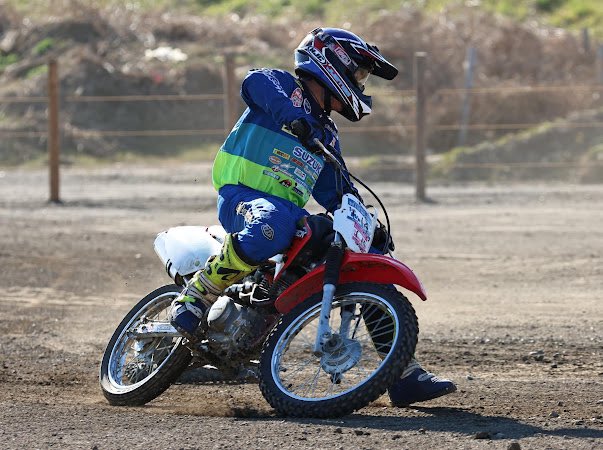 オフビでトレーニング開始❗️

朝起きたらなぜか痛かった右ヒザを3度も痛めつける羽目に🥲　　でも楽しかったし良い練習になった。　　ロードで苦手な部分がやっぱりダートでも苦手みたい…     もっとマシンコントロール出来る様にならないと😣
