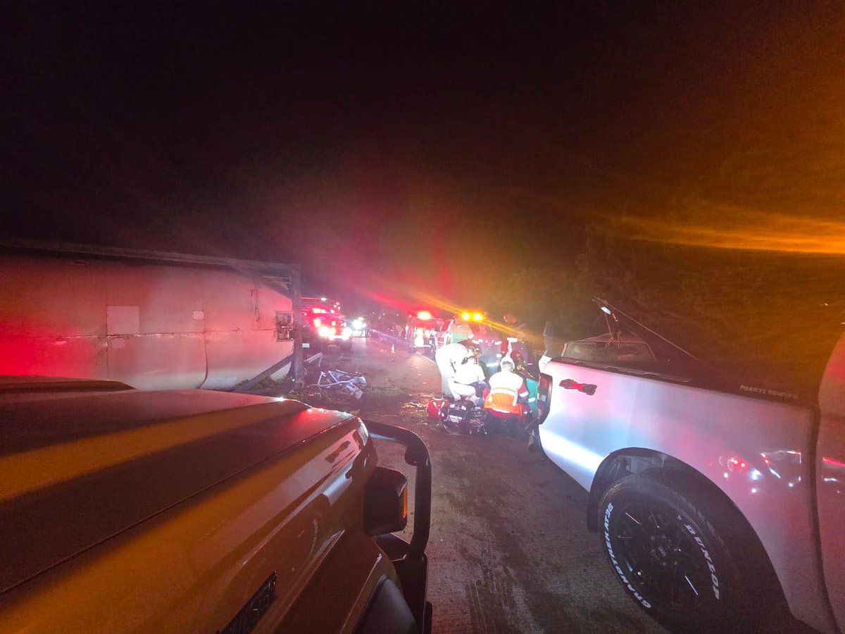 _ArriveAlive's tweet photo. A serious collision between a truck and vehicle reported on the N2 near Salt Rock https://t.co/mRciCySI5O
#ArriveAlive #SeriousCollision @IPSSRescue https://t.co/yOPkxUc6mJ