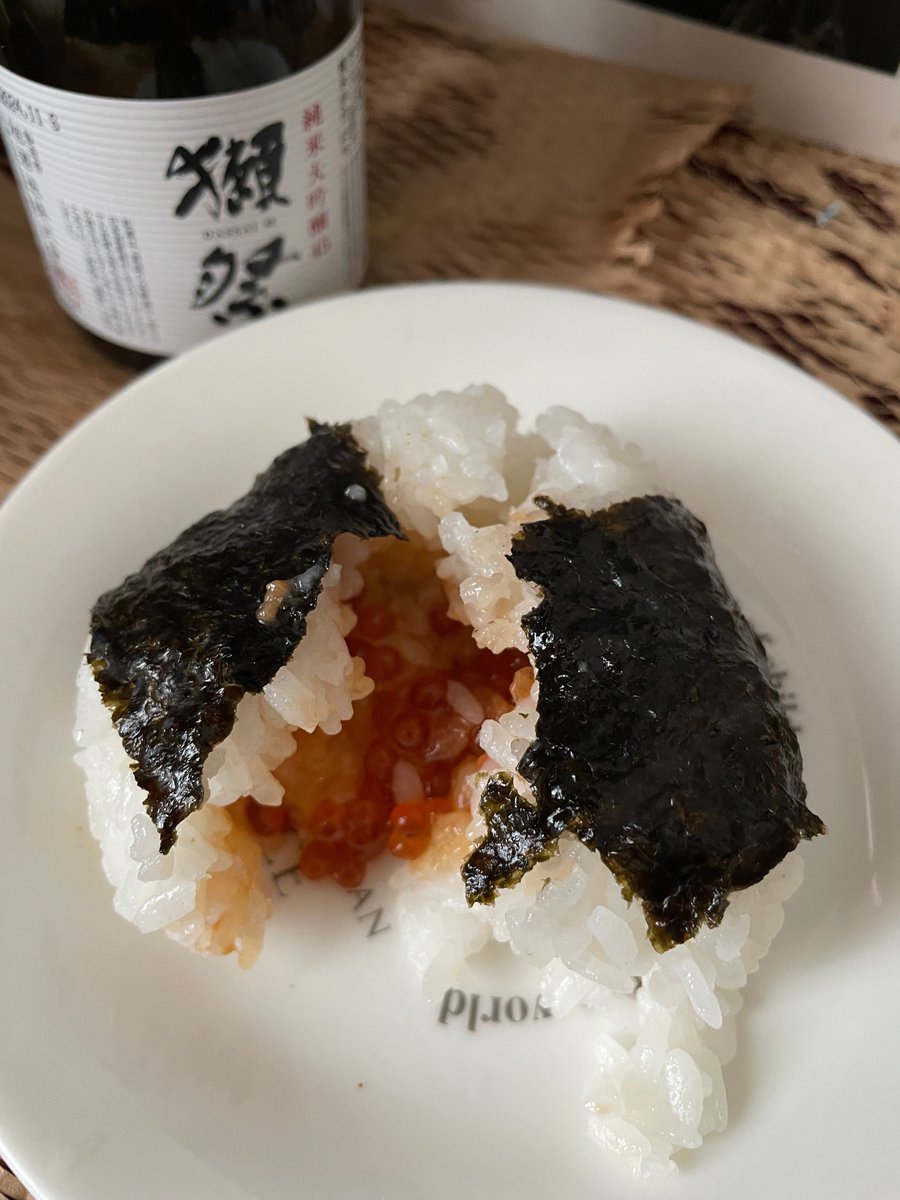 ULTRAJAPONE's tweet photo. 人生オンボロじゃが
コンビニの贅沢米おむすびシリーズはやめられない。炙り鮭すじこ醤油漬け、銀だらの西京漬けなど美味い。チョレギサラダ、いかマヨにもぴったり。
＃お弁当　＃おむすび　#お弁当日記 #おにぎりの日 https://t.co/1Xhg33p5Xd