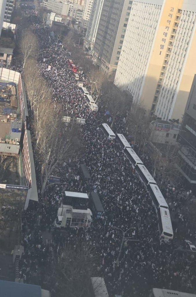 BREAKING:

South Korea’s President Yoon has arrived at the Western District Court for a hearing that will decide whether his detention will be extended

Media wasn’t allowed to enter the court. Tens of thousands of Yoon supporters from Stop the Steal movement are there too 🇰🇷