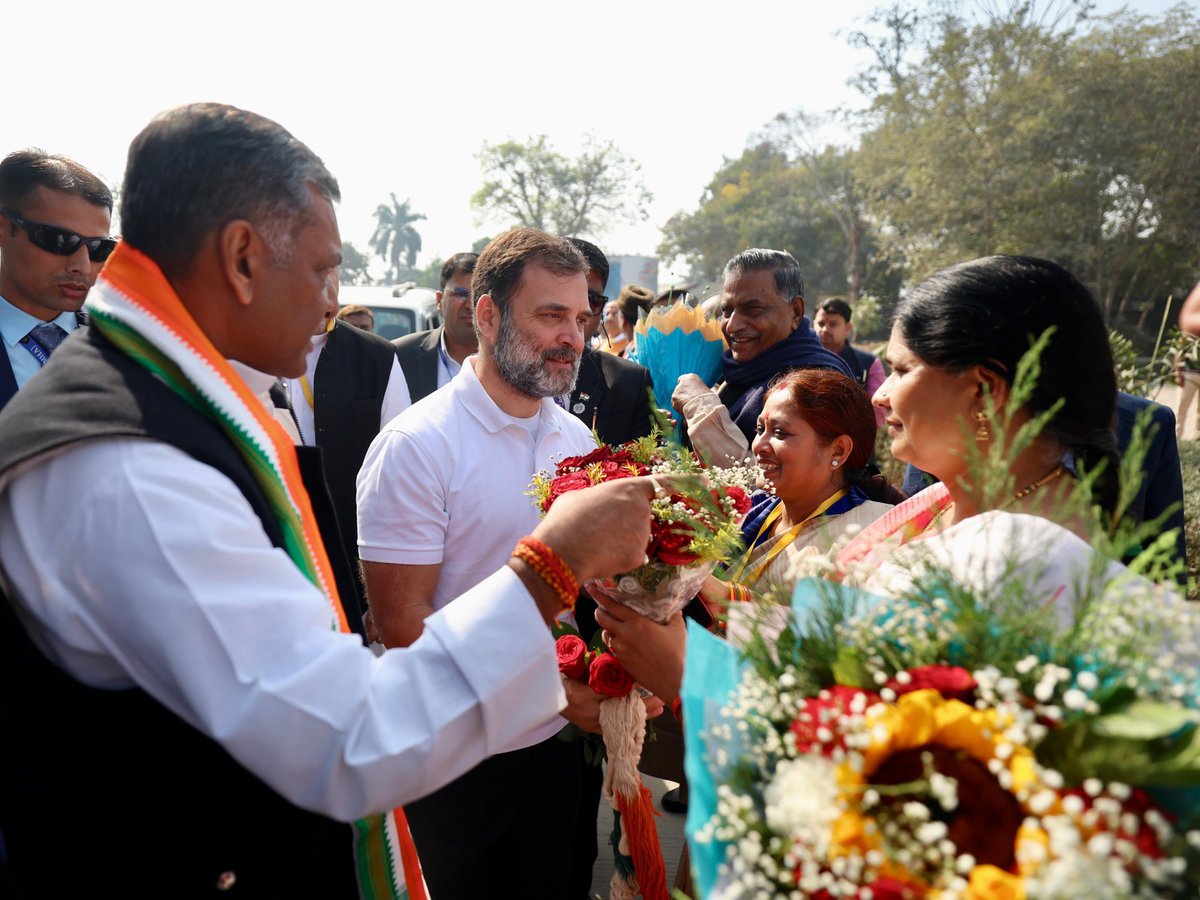 UdayBhanuIYC's tweet photo. नेता विपक्ष श्री @RahulGandhi आज 'संविधान सुरक्षा सम्मेलन' को संबोधित करने पटना पहुंचे हैं। 

इस मौके पर बिहार कांग्रेस के वरिष्ठ नेताओं और कार्यकर्ताओं ने पटना एयरपोर्ट पर उनका आत्मीय स्वागत किया।

जय संविधान 🇮🇳
जय कांग्रेस ✋

📍 बिहार https://t.co/rHHZD6GH37