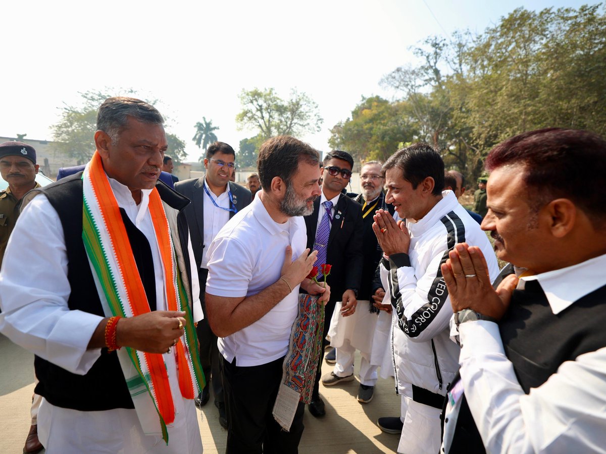 UdayBhanuIYC's tweet photo. नेता विपक्ष श्री @RahulGandhi आज 'संविधान सुरक्षा सम्मेलन' को संबोधित करने पटना पहुंचे हैं। 

इस मौके पर बिहार कांग्रेस के वरिष्ठ नेताओं और कार्यकर्ताओं ने पटना एयरपोर्ट पर उनका आत्मीय स्वागत किया।

जय संविधान 🇮🇳
जय कांग्रेस ✋

📍 बिहार https://t.co/rHHZD6GH37