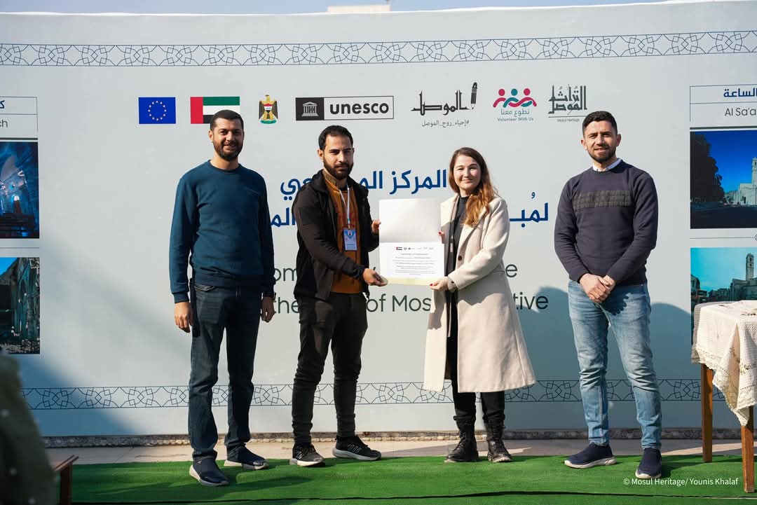 بعد شهرين من التدريب المكثف في مجالي الإرشاد السياحي والإعلام،
نحتفل بتخرج 14 شاباً وشابة أكملوا بنجاح برنامج التدريب المهني في المركز المجتمعي لمبادرة “إحياء روح الموصل”

نهنئ المتدربين على هذا الإنجاز الذي يؤهلهم للانطلاق بثقة في مسيرتهم المهنية..

#احياء_روح_الموصل