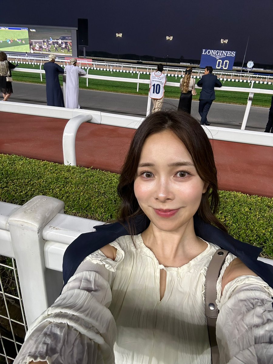 shion_kurosawa_'s tweet photo. UAE🇦🇪メイダン競馬場🏇へ行ってきました！近代的な建築と広さにビックリ！！
海外の競馬場、2つ目✌️

明後日からまたヨーロッパへ戻って学校なので、観戦記は後日noteに書きます🫶

（行くにあたり、平松さとしさんに色々と教えていただきました！ありがとうございました🙇‍♀️）
#dubai #Meydanracecourse https://t.co/sBKRC26rKZ