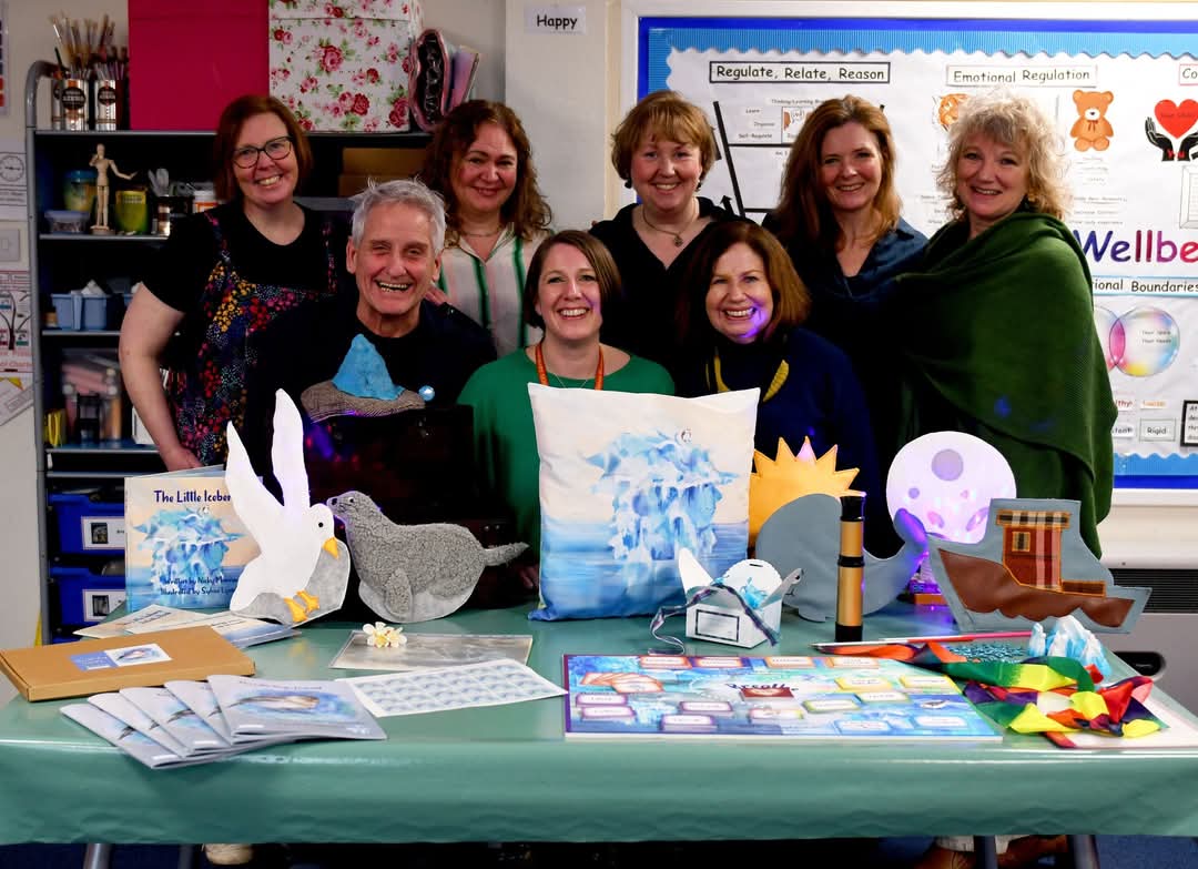 Lynburn Primary felt so proud to receive #TheLittleIceberg resources which were the creative vision of <a href="/anam_alba/">Anam Alba</a> and brought to life by Brett (who is taking the photo). <a href="/connectedbaby/">connected baby</a> <a href="/suzannezeedyk/">Suzanne Zeedyk</a> <a href="/ShivieArgyle/">Siobhan Argyle 🎶❤️</a> <a href="/JLaTrobe100/">Jen La Trobe 💜</a> <a href="/fionalarkin13/">Fiona Larkin</a> <a href="/WellbeingInFife/">Wellbeing In Fife</a>