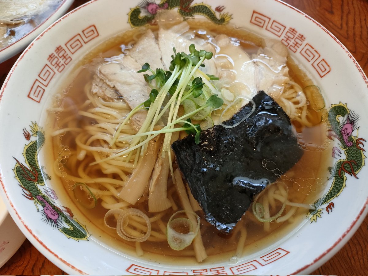 OdGr163's tweet photo. 久々に鶴岡の銀河さん！
朝9時半開店で、12時台にはメンマトッピングは売り切れ！
もはやスープはタンブラーに入れて持ち帰りたい美味しさ…！次は岩のりラーメンにしよう🤤
#ラーメン
#ぬくもり中華そば銀河
#鶴岡市 https://t.co/G8Oc0gAzMG