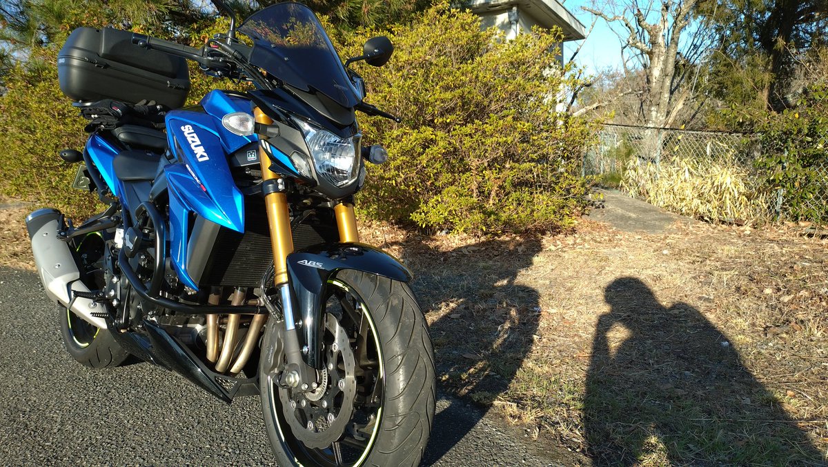 KzUtopia's tweet photo. 新たな相棒はGSX-S750
750cc直4エンジンを搭載したストファイ🏍️
GSX-R750のエンジンをベースにしてるのでアクセルレスポンスがエグい😅
低回転域は思ったより扱いやすくライダーに寄り添ってくれるジェントルマン👔
しかし、アクセルを捻ると野獣のように襲いかかってきます🦁
#SUZUKI
#GSXS750 https://t.co/VS2kSIzj2X