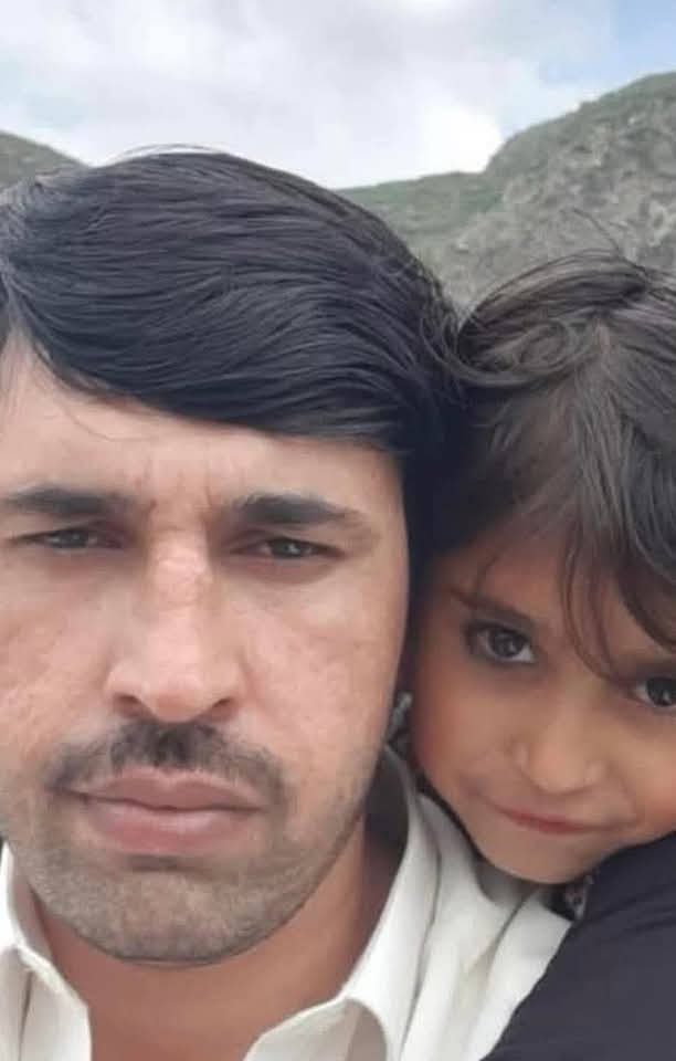 #پاراچنار 
ہمارا جرم صرف علی کا شیعہ ہونا ہے جس کیلے ہمیں جانوروں کی طرح زبح کیا جارہا ہے۔
پانچ سال بعد گھر آنے والا ثاقب مجبوراً  اپنے گھر جانے کیلے ڈرائیور بن کر کل کنوائ میں شامل تھا جسکی لاش کو ٹکڑے ٹکڑے کر کے بھیجا گیا۔

ہمارے محافظ ہمارے قاتل  

#پاراچنار