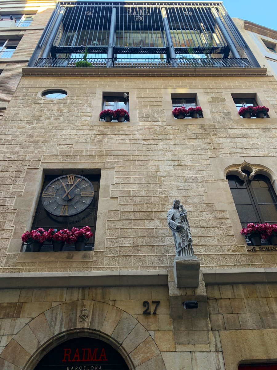 No us fa mal d'ulls a vosaltres l'afegit modern sobre l'edifici del segle XV ocupat per la papereria Raima? (Comtal 27 #Gòtic)