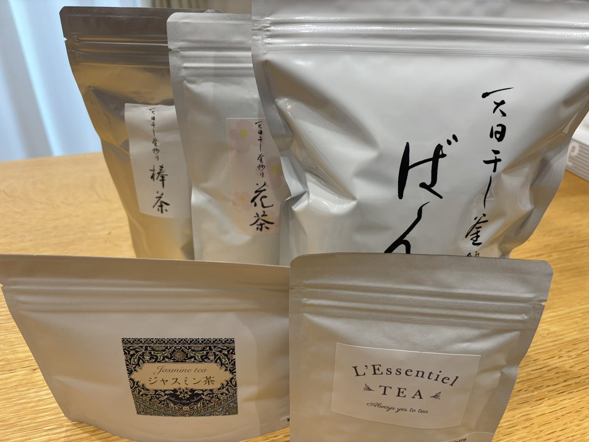acoyacoo's tweet photo. 人の多さに慄きながら離脱！今年は控えめです。お茶カップが有料化されたことで、当日その場で使えるサイズの茶器を扱うお店が増えて、小さな茶杯好きにはたまらない場所に。初出店の中国茶のお店が多く、写真映えするインスタ時代のしつらえが素敵でした！
#大大阪お茶会 https://t.co/28DKteDCPQ