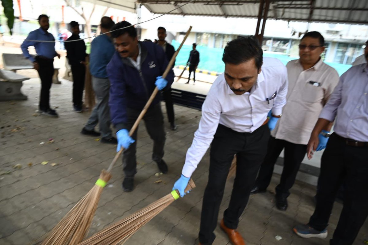 Officers of Nagpur Customs participated in Shramdan Drive under Swachhata Pakhwada initiative on 17.01.2025 at Customs and GST Colony, Seminary Hills, Nagpur.

This is in line with the endeavour to keep a clean habitat and green surroundings.