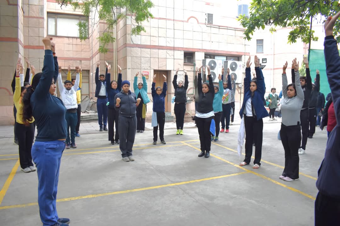 mdniy's tweet image. मोरारजी देसाई राष्ट्रीय योग संस्थान के प्रेक्षागृह में आज “कल्याण के लिए योग विज्ञान में आधार पाठ्यक्रम” (एफ.सी.वाई.एस.सी.डब्ल्यू) के छात्र-छात्राओं के लिये षट्कर्म अभ्यास से जुड़ी एक कार्यशाला का आयोजन किया गया।

#YogaCourse #YogaScience #WellnessProgram #MDNIY #Shatkarma…