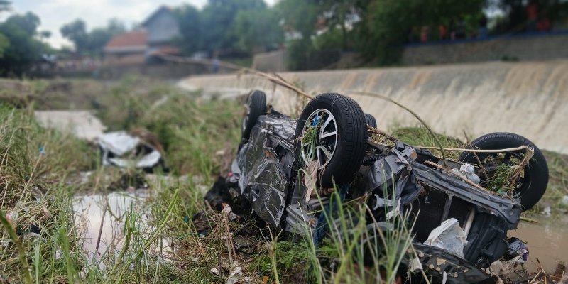 Cirebon Dilanda Banjir Bandang 4 Mobil Terseret Sejauh 5 KM, Ribuan rumah terendam tintahijau.com/megapolitan/ci…