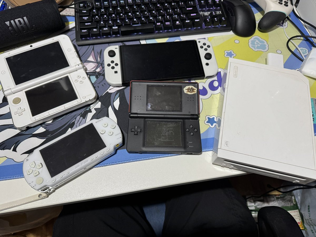 Shouchan_2003's tweet photo. 家にあるゲーム機集めてみたけど、古いなぁ
#Switch有機EL
#3DSLL
#DSLite
#Wlii
#PSP https://t.co/idjDiqVxH4