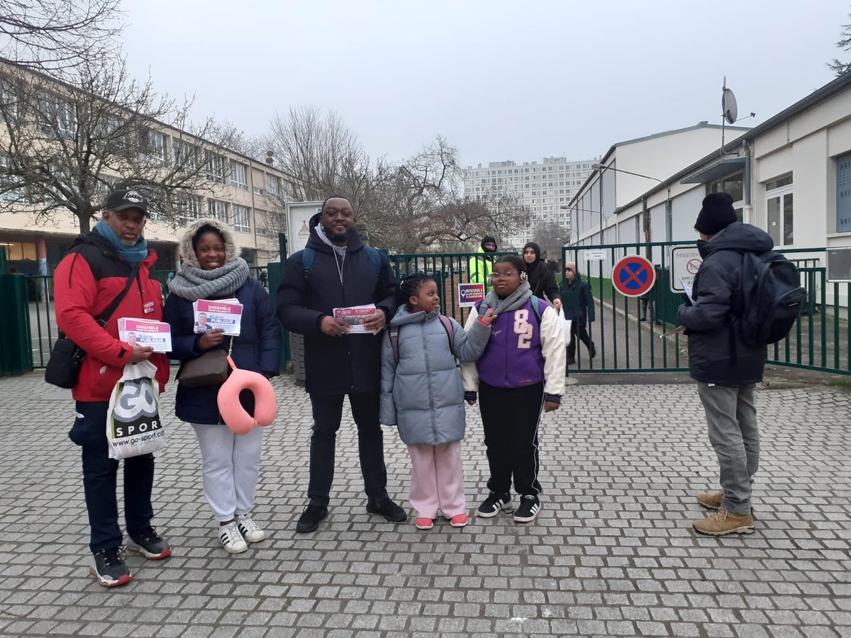 Ensemble94190's tweet photo. 🔴🟢🟣 Les candidat•es et soutiens d’#EnsemblePourVilleneuve toujours sur le terrain

🗳️ Alors que l’abstention s’annonce massive, nous tentons de convaincre que l’avenir de notre commune vaut la peine de voter

👉🏼 Dimanches 26 janvier et 2 février, chaque voix comptera https://t.co/dqKqwTmHVQ
