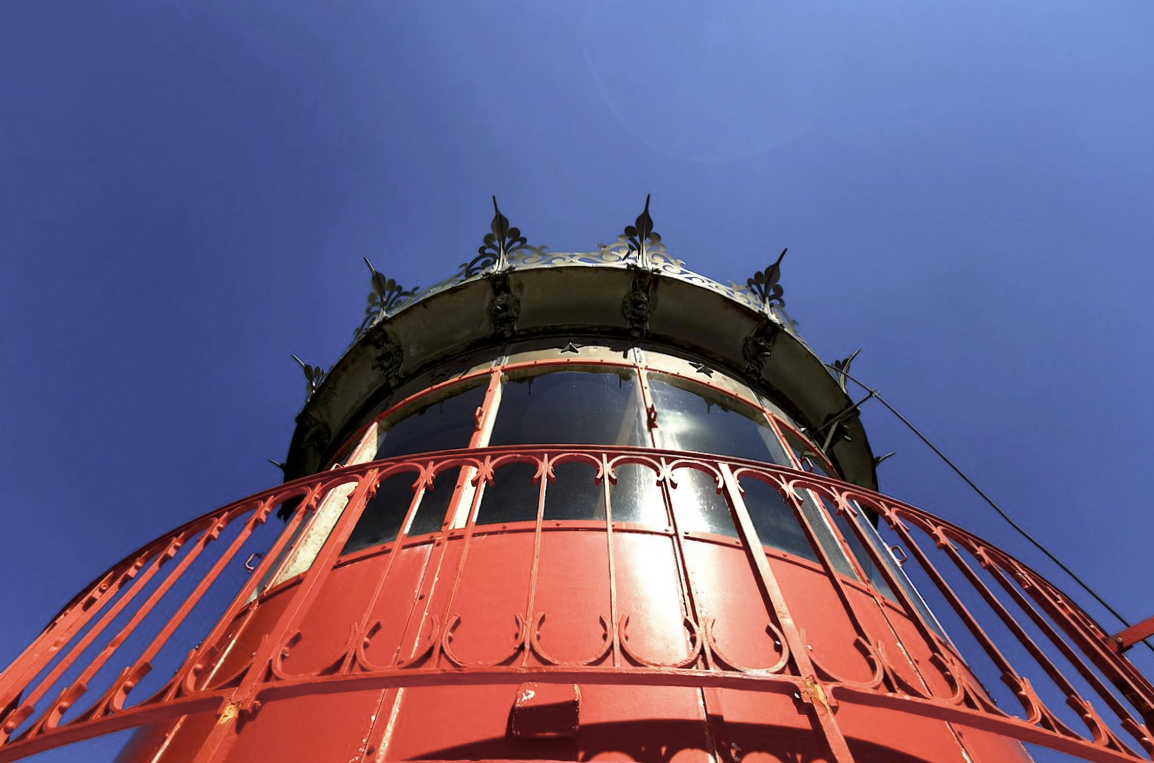 Menacé par l'érosion du trait de côté et par la dune, le beau #phare de la Coubre, qui fêtera ses 120 ans en octobre 2025, sera bientôt démoli.

Et il ne sera pas remplacé... 😞

1/6 ⤵️⤵️⤵️