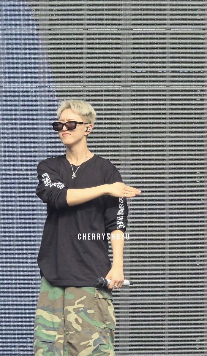 "I'm wearing military pants today" -HOSHI

ISTG HOSHI!!!!!! 😭😭😭😭 NEVER SEEN AN IDOL SO READY LIKE HIM 😭😭😭😭😭😭😭 

250118 #세븐틴 #SEVENTEEN #SVT_RIGHT_HERE_IN_BULACAN #SVT_RIGHT_HERE_IN_ASIA #SVT_RIGHT_HERE_WORLDTOUR