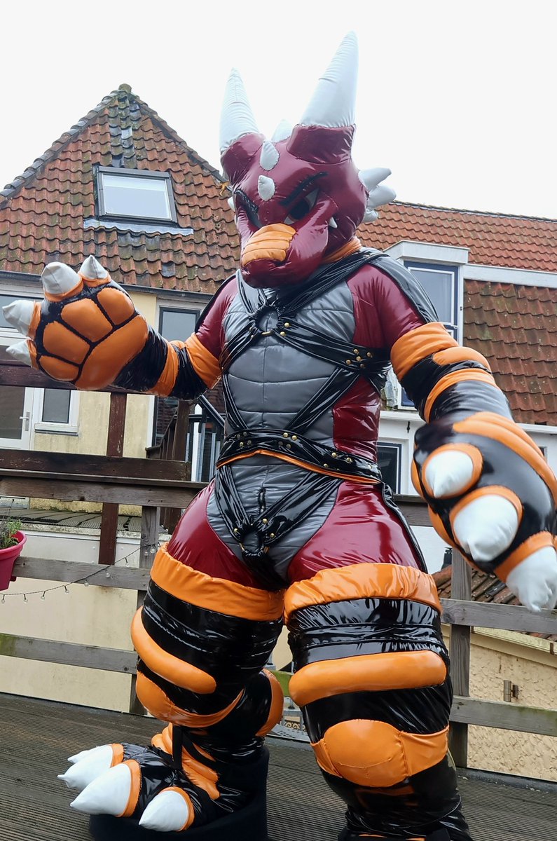 Well, hey there. Seems like it's #squeakysaturday again! Come here you