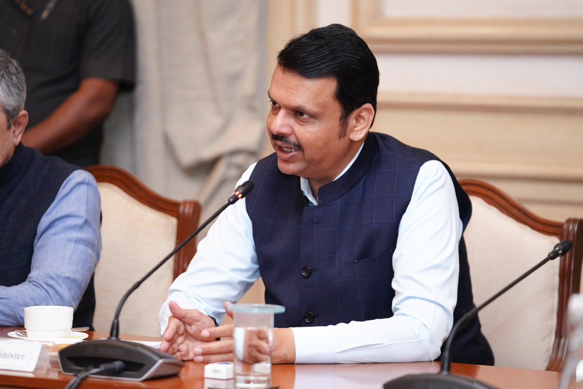 LokmatTimes_ngp's tweet image. #MaharashtraCM Devendra Fadnavis and Union Minister Ashwini Vaishnaw chaired a meeting to integrate ticketing services.
 #TicketingServices #Integration #DevendraFadnavis #AshwiniVaishnaw #Maharashtra