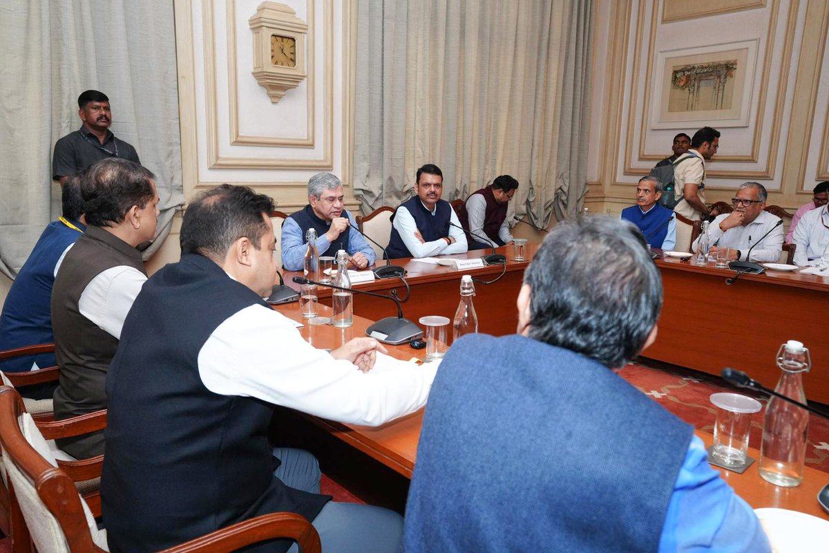 LokmatTimes_ngp's tweet image. #MaharashtraCM Devendra Fadnavis and Union Minister Ashwini Vaishnaw chaired a meeting to integrate ticketing services.
 #TicketingServices #Integration #DevendraFadnavis #AshwiniVaishnaw #Maharashtra