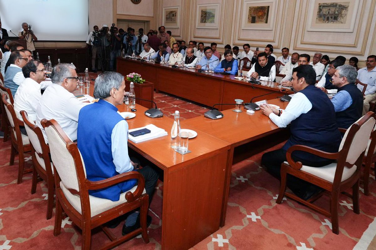 LokmatTimes_ngp's tweet image. #MaharashtraCM Devendra Fadnavis and Union Minister Ashwini Vaishnaw chaired a meeting to integrate ticketing services.
 #TicketingServices #Integration #DevendraFadnavis #AshwiniVaishnaw #Maharashtra