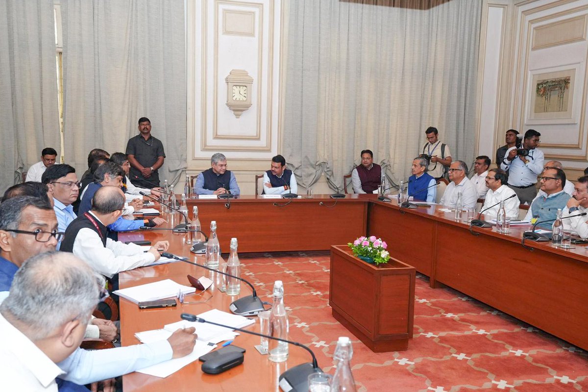 LokmatTimes_ngp's tweet image. #MaharashtraCM Devendra Fadnavis and Union Minister Ashwini Vaishnaw chaired a meeting to integrate ticketing services.
 #TicketingServices #Integration #DevendraFadnavis #AshwiniVaishnaw #Maharashtra