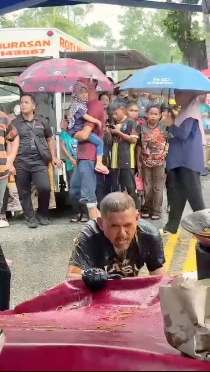 arhammerican's tweet photo. TERLAKNAT mereka yang hanya memerhatikan.

Dalam surah al-Buruj, ayat 6:

إِذْ هُمْ عَلَيْهَا قُعُودٌ

"Ketika mereka duduk di sekitarnya"

Allah sebut dalam ayat sebelumnya ayat 4:

قُتِلَ أَصْحَٰبُ ٱلْأُخْدُودِ

Binasa dan terlaknatlah orang-orang yang membuat parit. https://t.co/2V3zAUc2lG