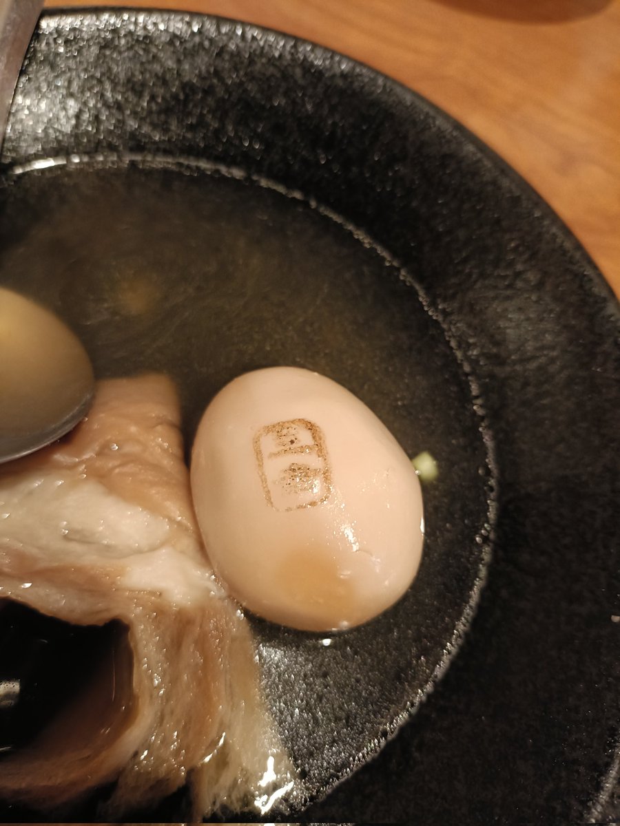 minerva_owl1's tweet photo. 11.三幸 本店
金沢おでんをお手頃な価格で食べることができます。他であまり食べる機会がない、梅貝(バイガイ)、車麩がおすすめです。寒い日には本当に体に染み渡ります。
ただし、めちゃ混むので開店と同時に入るのが吉です。 https://t.co/gD60OSNRcz