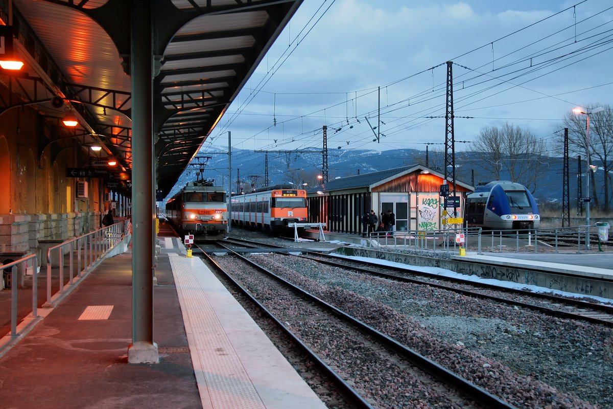 CheminsdeFerTC's tweet photo. La gare de #LatourdeCarolEnveitg (66) fonctionne avec 3 écartements :
-1,435 m : SNCF =>#BB7200 et =>#Z27500 vers Toulouse
-1,668 m : RENFE =>#S447 vers Barcelone
-1 m pour le Train Jaune vers Villefranche et Perpignan.
📷Jorge Franganillo, source : https://t.co/CsiYGnP5hw https://t.co/OLm6ssL5b1