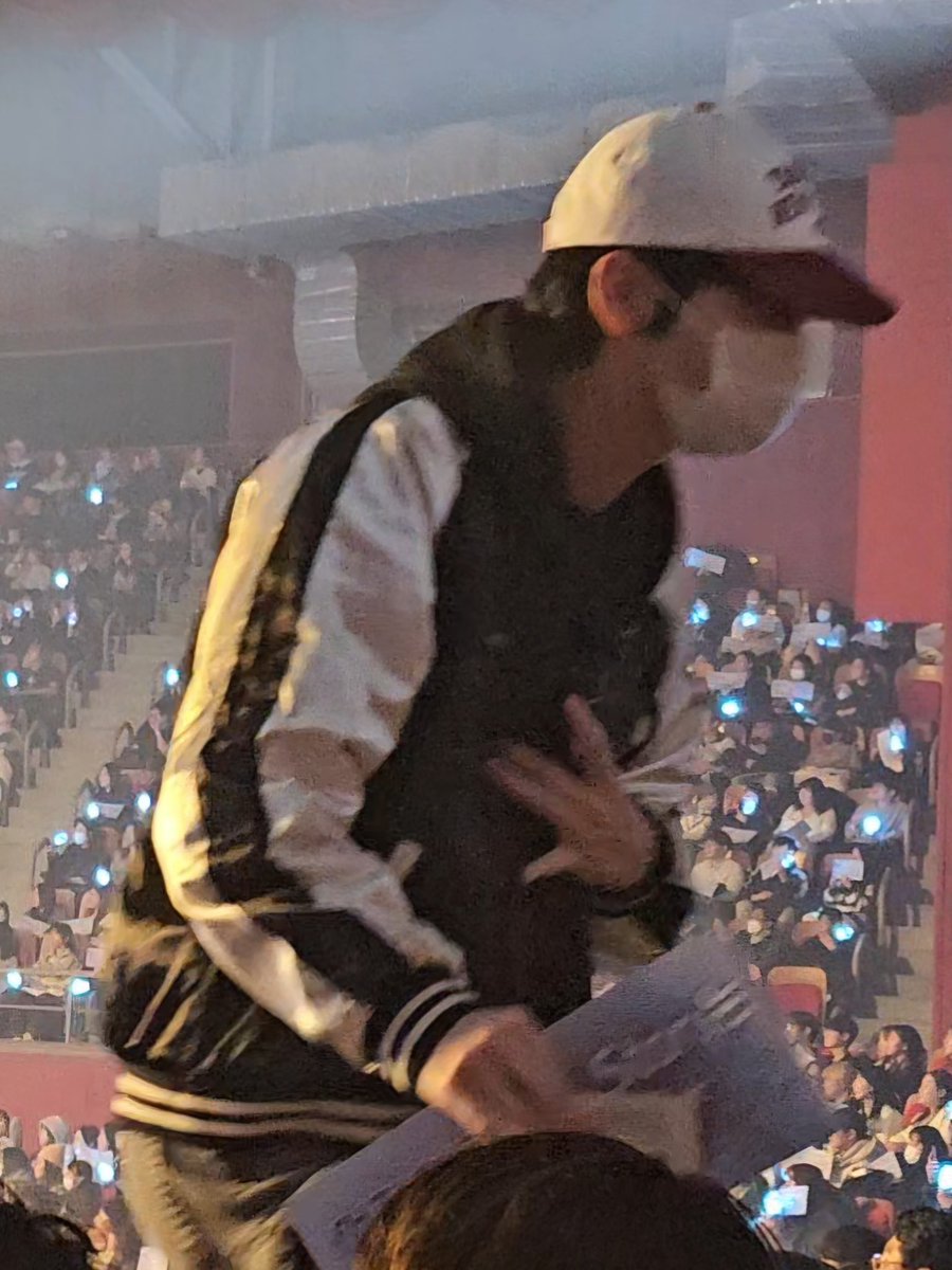 do0uyyo's tweet photo. 수빈이 연준이 범규 여자친구 콘서트 갔다왔대 ! https://t.co/qGBP27HZv4