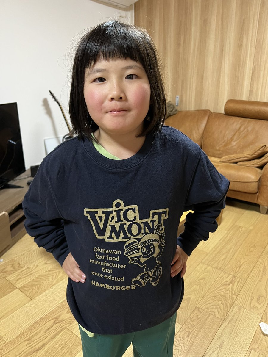 YanbaruE's tweet photo. 遂に見つけた!
伝説の沖縄発ハンバーガーショップ
VICMONT(ビクモン)
那覇のセカンドストリートで
500円で発掘⛏️
プロ古着屋の探索能力を自画自賛(笑)
#VICMON https://t.co/uIC4GT3IFS