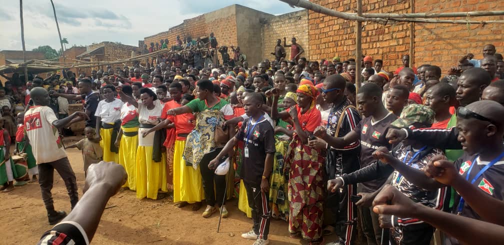 CNDD_FDDMusumba's tweet photo. #Burundi
17/1/2025: Ubuserukizi bwa @CNDD_FDDGisuru bwaragendeye Abagumyabanga bo ku Mutumba #Musumba (@CNDD_FDDMusumba ) mu ntumbero yo gusuzuma uko Ubucimbiri&Inamashingiro vyifashe.
@DorianeMunezero
@IntumwaNews
@Bangeli9
@CnddFddBuhumuza
@GrardBarut22228
@CNDD_FDDKabanga https://t.co/34e3pdakvF