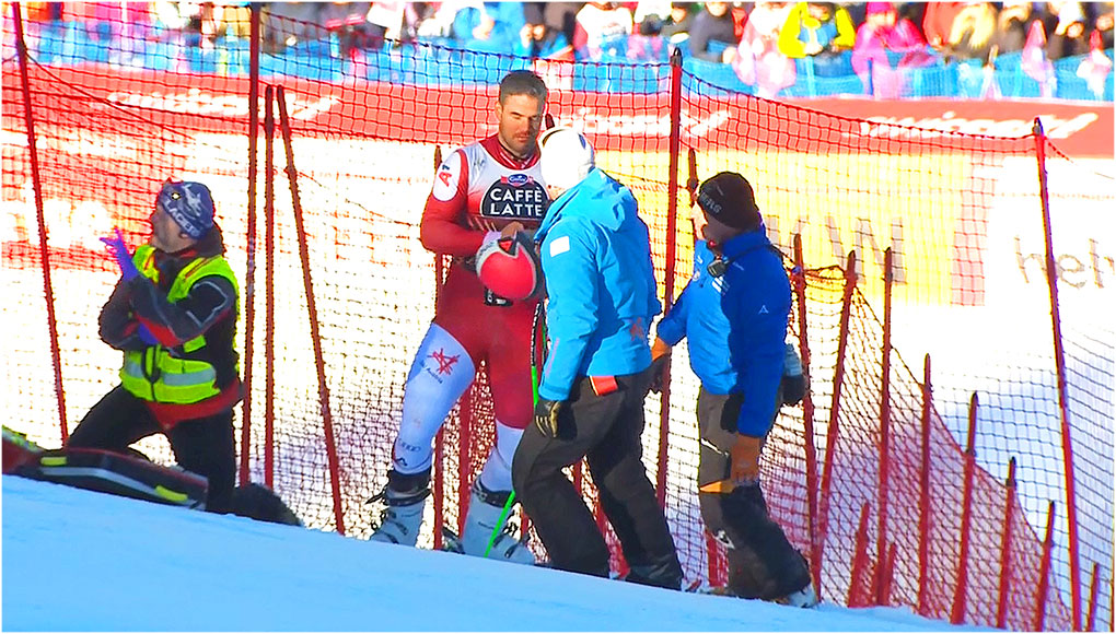 Vincent Kriechmayr stürzt bei der Lauberhornabfahrt in Wengen   +++  Bericht:  skiweltcup.tv/index.php/vinc…