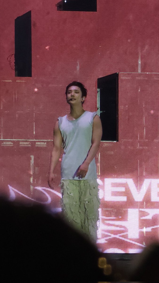 JOSHUA ROLLING UP HIS SLEEVES TO MAKE IT A SLEEVELESS SHIRT MAN IS AO FUCKING HOT (AND GETTING HOT) AHHHHHHH

#조슈아 #JOSHUA
#SEVENTEEN_RIGHT_HERE_BULACAN