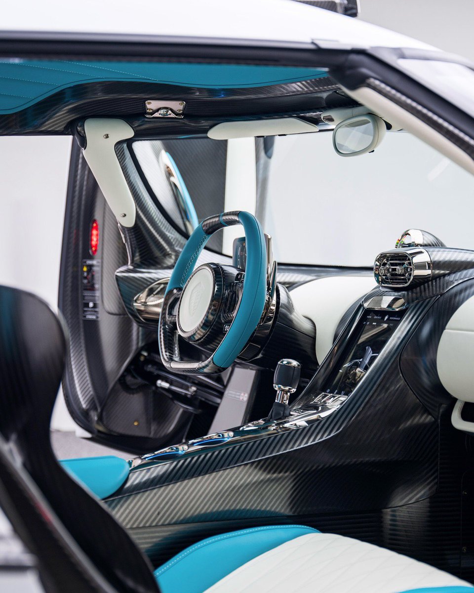 LuxuryCars365's tweet photo. Koenigsegg Jesko 🪽Owner: @Cobratate https://t.co/FGz2Dfy2YU