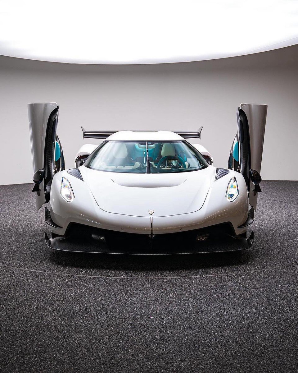 LuxuryCars365's tweet photo. Koenigsegg Jesko 🪽Owner: @Cobratate https://t.co/FGz2Dfy2YU