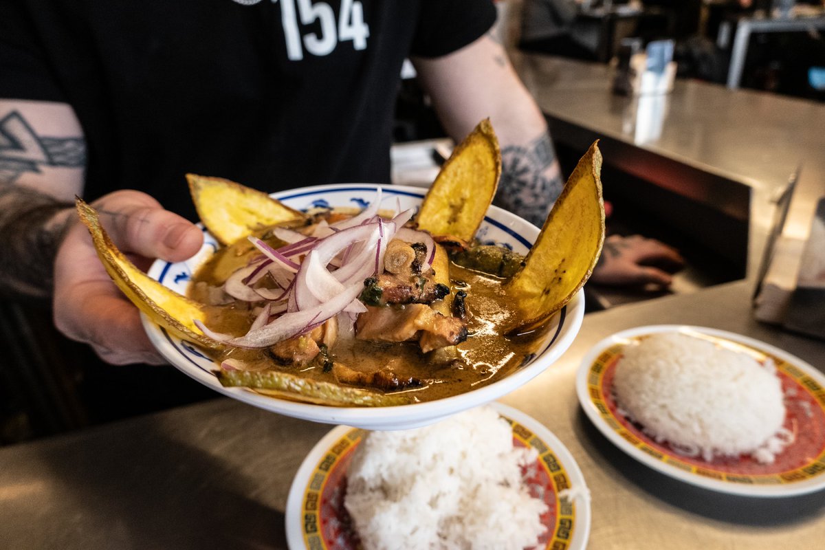 Este curry verde de pollo a la brasa tiene los días contados en Noviciado, el que avisa no es traidor; no vale llorar luego.