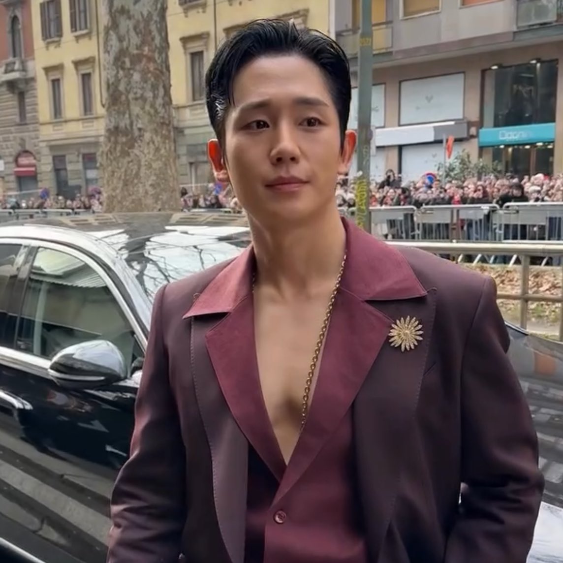 Jung Haein looks stunning at Dolce &amp; Gabbana's Milan Fashion Week show.